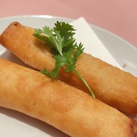 シェフス - エビの春巻きは小ぶりの春巻き生姜が効いていて個性的