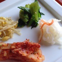 焼肉 べこ亭 たまプラーザ本店 - 前菜　カラシナ、ナムル、白菜キムチ、大根のなます