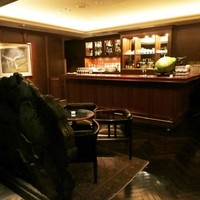 アピシウス - 入って左はウェイティングバーコーナーになっています。