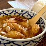 カフェモン - 大きな具材ゴロゴロ〜なマッサマン♫
      上にはピーナッツがトッピングされています。
      コッテリ濃厚なタイカレーΨ(*¯ч¯*)”ｳﾝﾏｯ