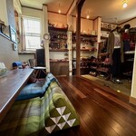 カフェモン - ローカウンターにはタイの三角枕、雑貨コーナーの棚にはHmong族の刺繍小物が並びます♡