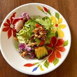 カフェモン - セットのサラダ、これまた美しい♡
      飾り切りのカボチャや紅芯大根、トッピングにはアーモンド。
      この鮮やかな花柄プレートがまたイイ♪