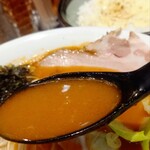 麺屋 真心 - まるで〇蘭の赤玉豚骨スープ（よりさらっとしている）