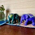 カフェモン - 卓上には象さんの置物とガラスの一輪挿し♪
      店主の好きな小物たちがお客を歓迎してくれます( ^ω^ )