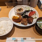 社 - からコロ定食　650円