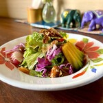 カフェモン - 元々はイタリアンをやっていたという店主、サラダの盛り付けも美しいです♡