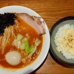 麺屋 真心 - 赤辛ラーメンとチーズごはん