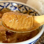 カフェモン - そしてこのジャガイモ！
      ねっとりしたメークイン系でメチャウマ！！
      表面には幾すじも飾りが入れられて、カレーとよく馴染んで食感もgoo ദി˙◡･)