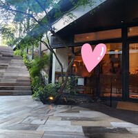原宿焼肉 KINTAN - 緑と石畳に囲まれた美しい入口。