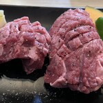 焼肉家けんちゃん - 厚切り牛生トロタンステーキ1980円