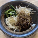 焼肉家けんちゃん - ナムル盛合わせ528円