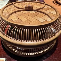 呼月 - 美しい前菜五種の籠　開ける楽しさもあります。