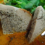 黒ゴマのかかった肉厚チャーシュー