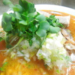 カイワレ、ネギの下には、大量の炒めたキャベツ、もやし、タマネギ