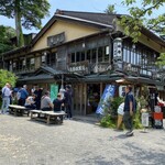 特別名勝兼六園 堤亭 - 観光客でいっぱい