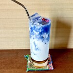 カフェモン - アンチャンガティ（¥480税込）
      タイの青いハーブティー、アンチャンとココナッツミルク、きび糖の優しい甘みが美味しい(๑˃̵ᴗ˂̵)♡
      金属のストローもエコですね！紙ストローよりよっぽど美味しく感じます♪