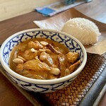 カフェモン - ゲーンマッサマン
      （サラダ付き、+5辛、鶏→海老に変更 ¥1,100税込）
      トレーや丼、ライスを乗せるヤシ皿など、食器にもお洒落なこだわりが♪