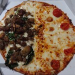 ドミノピザ - 炭火焼ビーフとマルゲリータのハーフ&ハーフ(ウルトラクリスピークラスト)