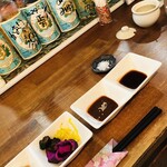 居酒屋 とんぼ - ソース２種、おすすめ塩、カラシの４種