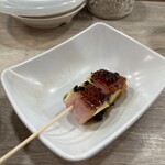 赤白 - チーズのベーコン巻き　蜂蜜がかかっていてこれも美味しい！彼と1本をチーズ1個ずついただき！！