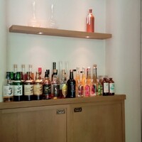 ラ・ボンヌターブル - 色々なお酒がズラリ。