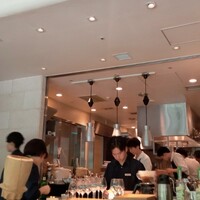 ラ・ボンヌターブル - キッチンは活気がありました。