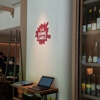 ラ・ボンヌターブル - お店の入口。