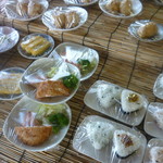 さくや - 店内に並ぶおかずやおにぎり