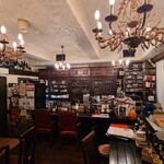 オクターヴ クラシックミュージック パブ - 店内は白い天井と白壁、木板貼りの床、経年した木製棚、木製のカウンター&テーブル、趣きのある雰囲気、BGMはもちろんクラシッ
カウンター6席、テーブル4席×2卓、テラスにテーブル2席×3卓の合計20席