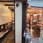 オクターヴ クラシックミュージック パブ - 2階のお店の前は吹き抜けで、テラス席があり、お洒落なCaféかPubといった佇まい