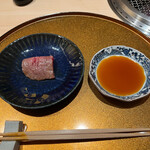 恵比寿 うしみつ - 食べ方はお肉を折り畳んで重ねて食べると良い。