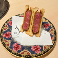 恵比寿 うしみつ - お肉の柔らかさを味わえるように断面を正面にしてかぶりつく