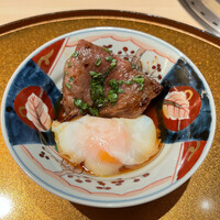 恵比寿 うしみつ - 甘口タレはコクがあって最高に美味しい。温玉で。