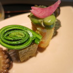 日本料理 みや  - 26年3月　蕗の薹の出汁巻き玉子、車海老の黄味寿司　空豆添え