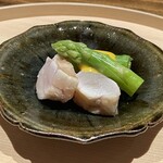 温石 - ◯焼津水揚げの虎河豚　朝獲れグリーンアスパラガス　黄身酢をかけて