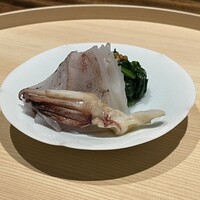 温石 - ◯炭火炙りの陣胴烏賊　ルッコラのおひたし、自家製烏賊墨塩、粒マスタード