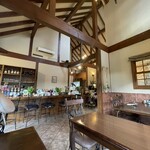 トラットリア ナトゥーラ - 店内、天井高い！ゆったり～