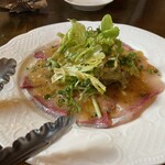 トラットリア ナトゥーラ - カルパッチョは肉厚！食べ応えあり