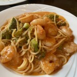 トラットリア ナトゥーラ - 海老の量が半端ない。クリームも濃厚しかもパスタが絶品