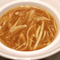 中国飯店 春秋 - 壺入り、砕けフカヒレと白菜の濃厚醤油煮込み