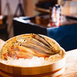 直送的新鮮魚類和當季採摘的蔬菜，提供感受四季的美味佳品