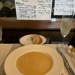 ポワソンルージュ - ホワイトアスパラは時間がかかるので、と先にスープが供されました