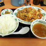 Hidakaya - ...「バクダン炒め定食（650円）+ライス大盛（0円/モリモリサービス券）」、要は「肉野菜炒め」を辛くしたもの。。