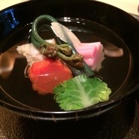 分とく山 - お吸い物　桜の花びらは生姜