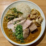 吉田カレー  - 鯖とひよこ豆のココナッツカレー 小・角切りローストポーク・チキンアチャーリー・新玉ねぎのアチャール・長ネギのアチャール
      