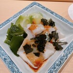 すが弥 - 昆布森のツブ貝。ツマは搾菜、新若布に青混ぜの海苔。飛魚出汁で伸ばした中華風の胡麻ソースが絶妙な味わい。まるで中華の海鮮冷菜みたいです