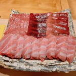 すが弥 - 上段左から、背ビレ下の別れ身、赤身の漬け、腹カミの漬け、砂摺りです