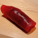 すが弥 - 赤身の漬け。シャリとネタの間に海苔を挟みます