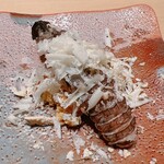 すが弥 - 小樽の蝦蛄にガーリックチーズを摺りおろしました。下にはオリーブオイルとバターで和えたクリガニが潜みます。全く想像できない組み合わせですが、癖のある蝦蛄の香りが中和され、ともすればパサパサの己出もシットリ食感。何とも言えない美味でした