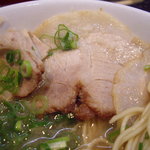 京都銀閣寺 ますたにラーメン - optio A30で撮影。チャーシュー(アップ)。